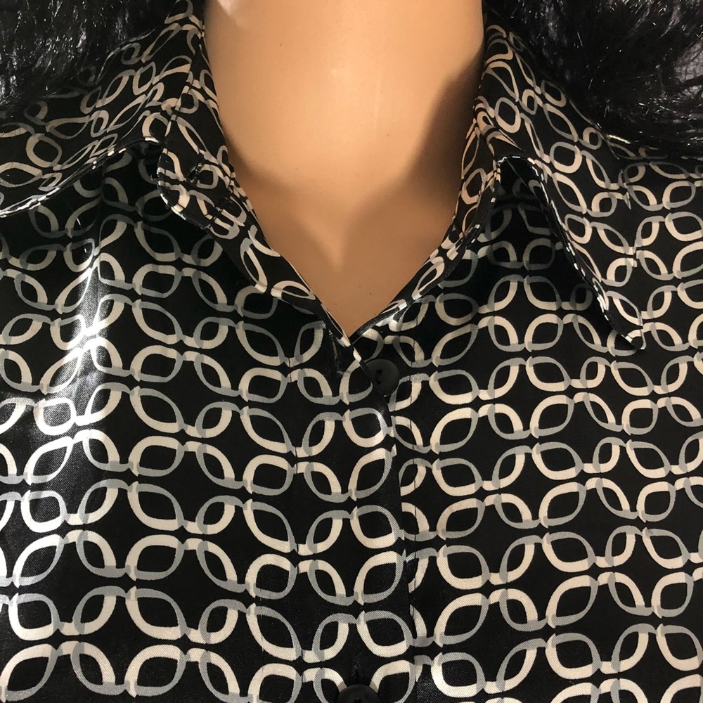Woman’s button down blouse - Picture 3 of 5